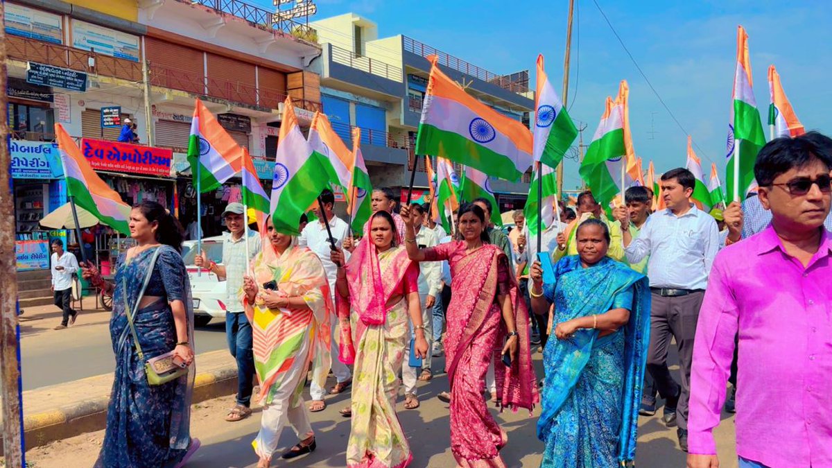 TdoMeghraj's tweet photo. રાષ્ટ્રીય સ્વતંત્રતા પર્વની ઉજવણીના ભાગરૂપે રાષ્ટ્રધ્વજ સન્માનમાં દેશ માટે ગર્વની ભાવના હેતુસ"હર ઘર તિરંગા"અને"તિરંગા યાત્રા"નું આયોજન કરવામાં આવ્યું જેમાં MLA શ્રી,જિ.પં. પ્રમુખશ્રી, તા.પં.પ્રમુખશ્રી ગામ આગેવાનો સ્ટાફ શાળા ના બાળકો હાજર રહ્યા
@DdoArvalli 
@CollectorArv 
@CMOGuj https://t.co/ieIUH9t4Rv