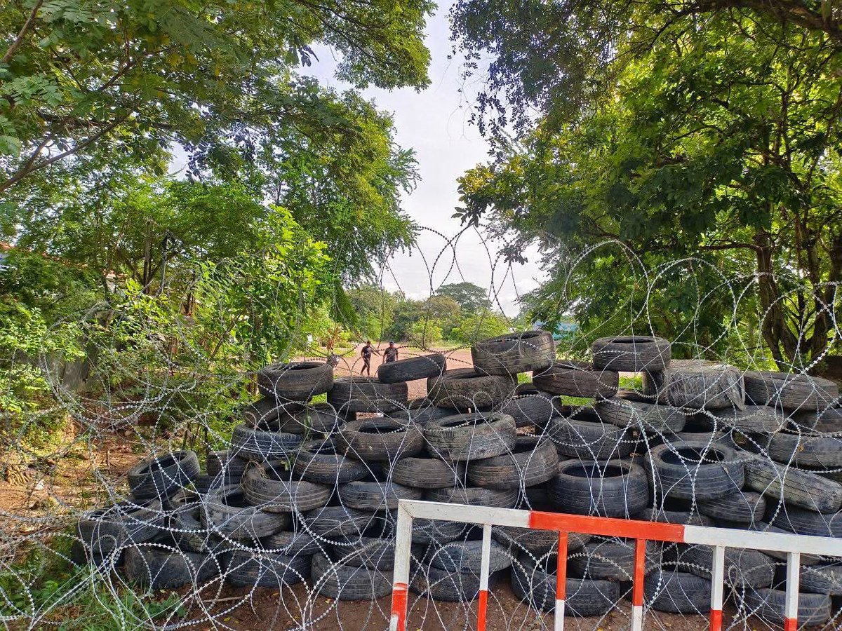 freshnewsasia's tweet photo. Thai Military Forces Set Up Barbed Wire in Ou Beichoan Commune on 12-13 August: Defence Spokesperson 

(Phnom Penh): Lieutenant General Maly Socheata, Spokesperson for Cambodian Ministry of National Defence, reported that on 12-13 August 2025, Thai paramilitary forces and Thai border forces inspected the area in front of the Chouk Chey checkpoint. They set up barbed wired and placed tire in Chouk Chey village, Ou Beichoan commune, Ou Chrov district, Banteay Meanchey province in Military Region 5. 

According to the spokesperson, Cambodia demands that the Thai side immediately and unconditionally hold all actions that violate ceasefire and the spirit and consensus reached at the GBC extraordinary meeting, particularly Point 2 and Point 4. 
=FRESH NEWS