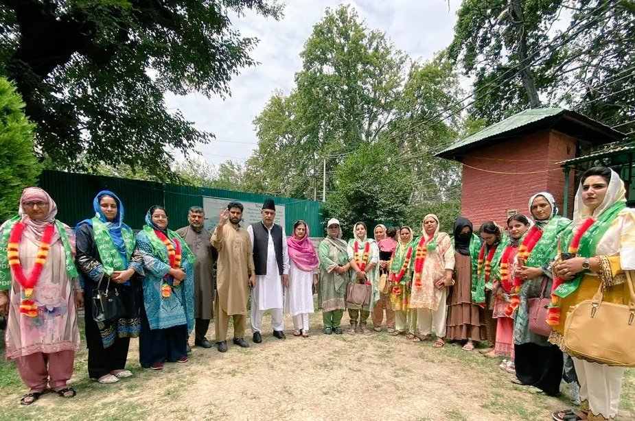 THE JKPDP (@1jkpdp) on Twitter photo In the presence of PDP President Ms. <a href="/MehboobaMufti/">Mehbooba Mufti</a>, Women’s Wing President Ms. Anjum Fazli felicitated the newly appointed Women’s Wing Block Presidents from Khan Sahib & Chadoora at PDP HQ. A testament to PDP’s resolve for grassroots leadership & women’s empowerment. In the presence of PDP President Ms. <a href="/MehboobaMufti/">Mehbooba Mufti</a>, Women’s Wing President Ms. Anjum Fazli felicitated the newly appointed Women’s Wing Block Presidents from Khan Sahib & Chadoora at PDP HQ. A testament to PDP’s resolve for grassroots leadership & women’s empowerment.