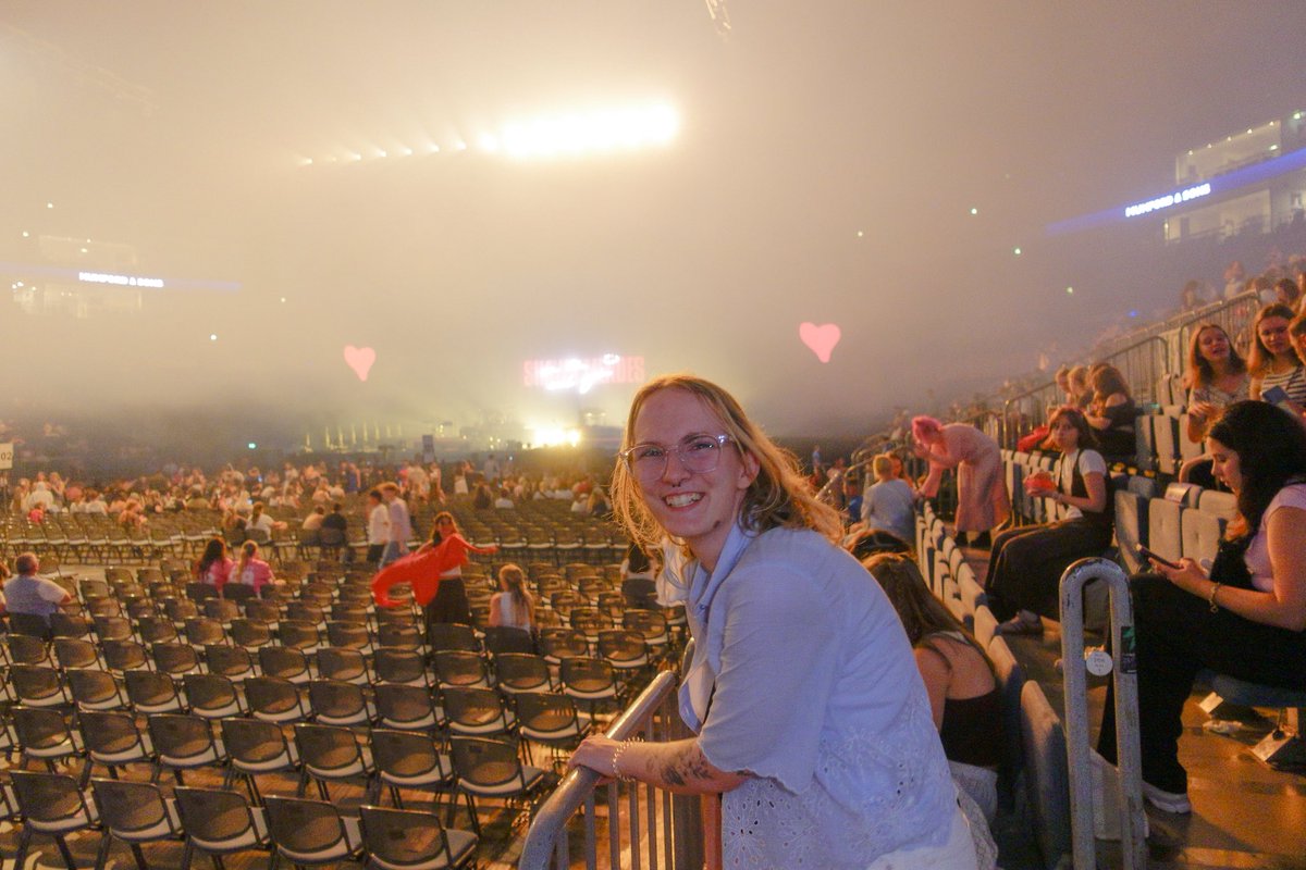 HannaTheSloth's tweet photo. shawn saw me the happiest I've been in MONTHS 🥹 #ShawnOnTheRoadAgain #ShawnOnTheRoadAgainCologne https://t.co/QY191BhNK2