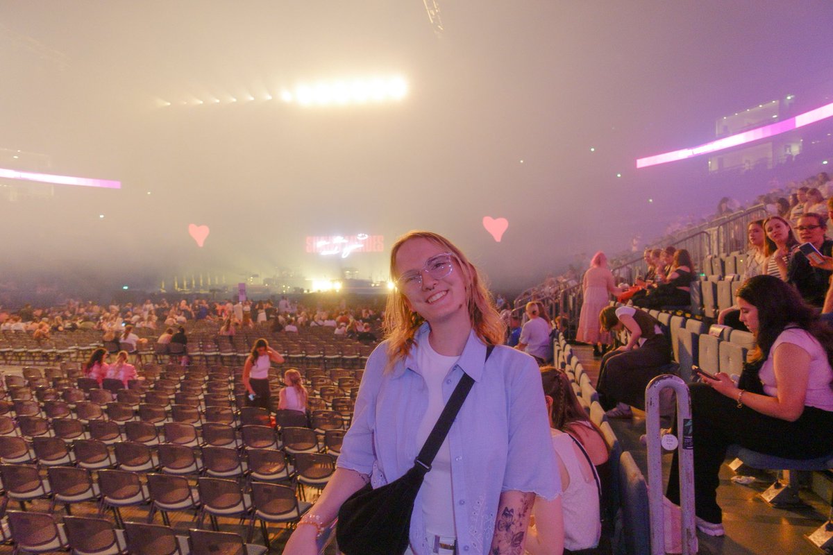 HannaTheSloth's tweet photo. shawn saw me the happiest I've been in MONTHS 🥹 #ShawnOnTheRoadAgain #ShawnOnTheRoadAgainCologne https://t.co/QY191BhNK2