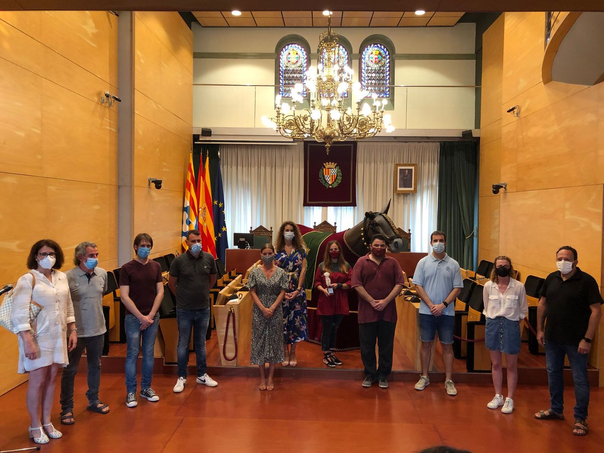 Xavier Navarro (@xaviernavarro89) on Twitter photo Tal dia com avui, de fa 5 anys, apareixia la <a href="/mulassabdn/">mulassabdn</a> , una pandèmial en tota regla. Ho feia al Saló de Plens de l'Ajuntament de Badalona en una Festa Major semi-confinada per restriccions amb la presència de la corporació municipal i entitats.
youtube.com/watch?v=taZMc9… Tal dia com avui, de fa 5 anys, apareixia la <a href="/mulassabdn/">mulassabdn</a> , una pandèmial en tota regla. Ho feia al Saló de Plens de l'Ajuntament de Badalona en una Festa Major semi-confinada per restriccions amb la presència de la corporació municipal i entitats.
youtube.com/watch?v=taZMc9…