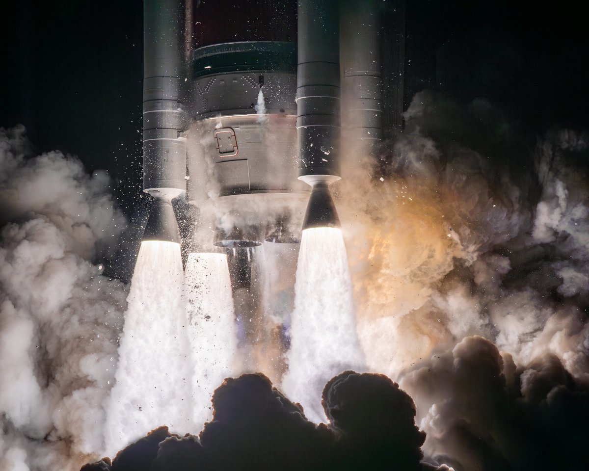 📸 #VulcanRocket successfully launches #USSF106 for the U.S. Space Force. 

Photo album: flic.kr/s/aHBqjBP3ye