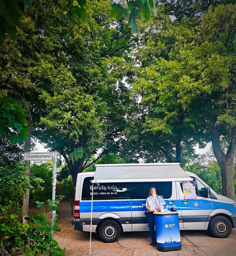 PolizeiBerlin_P's tweet photo. Unsere Kolleginnen und Kollegen von der Dir ZS Pers C 21 Nachwuchsgewinnung sind heute noch bis 13 Uhr am #Orankesee und beantworten alle Fragen rund um Ausbildung, Studium und vieles mehr.

ℹ️ Außerdem sind Sie auch für alle weiteren Fragen für Sie da und jederzeit ansprechbar. https://t.co/LdaXZQqneE