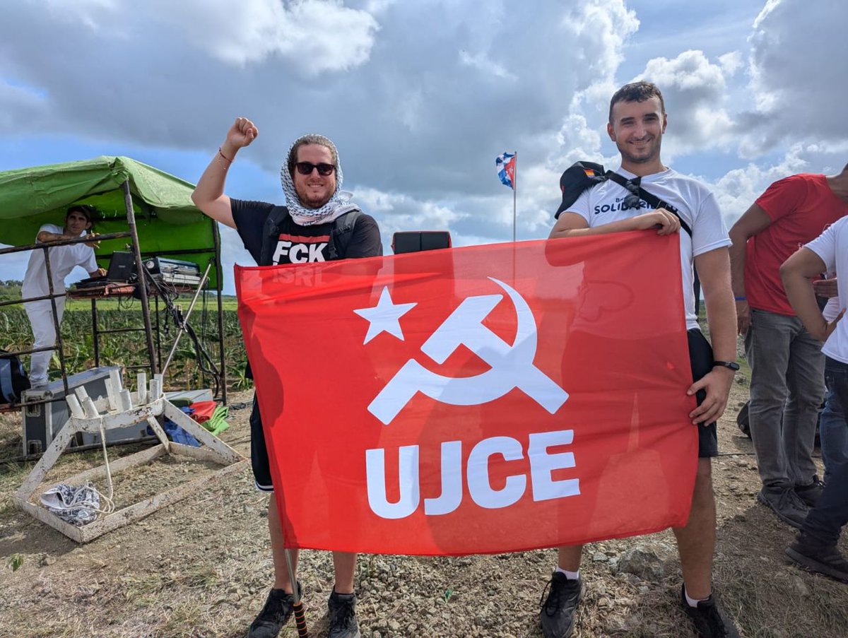 Hoy la Juventud Comunista conmemoramos el natalicio del Comandante Fidel Castro, faro de la revolución socialista y de la lucha antiimperialista. Su legado vive en aquellos que resisten la barbarie imperialista, desde Cuba hasta Palestina.

Viva Fidel Castro. Viva Cuba socialista