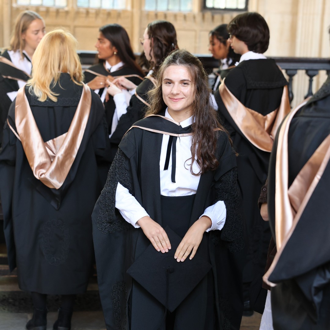 ExeterCollegeOx's tweet photo. 🎓 That’s a wrap on summer graduations!

Huge congratulations to our amazing graduands — you’ve absolutely smashed it.

Here’s to a well-earned break and an even better summer ahead. 🌞

#ExeterCollegeOxford #OxfordUniversity #ExeterAlumni #FloreatExon https://t.co/RP7dvV9Kgy
