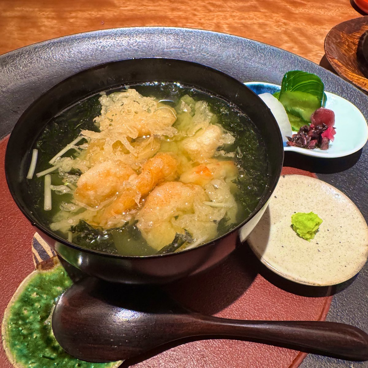 fpkazuna's tweet photo. 最近知った「ワンピース思考」。
船長が航海で全部の業務をやるのではなく、
航海士・コック・船医・船大工などの
仲間を集めて進む発想。
企業も同じ。
適材適所のチームを作れば、
成長は一気に加速する。

⭐️⭐️ミシュランの星付きレストラン　　
締めの天ぷら茶漬け https://t.co/4xWYxP28rh