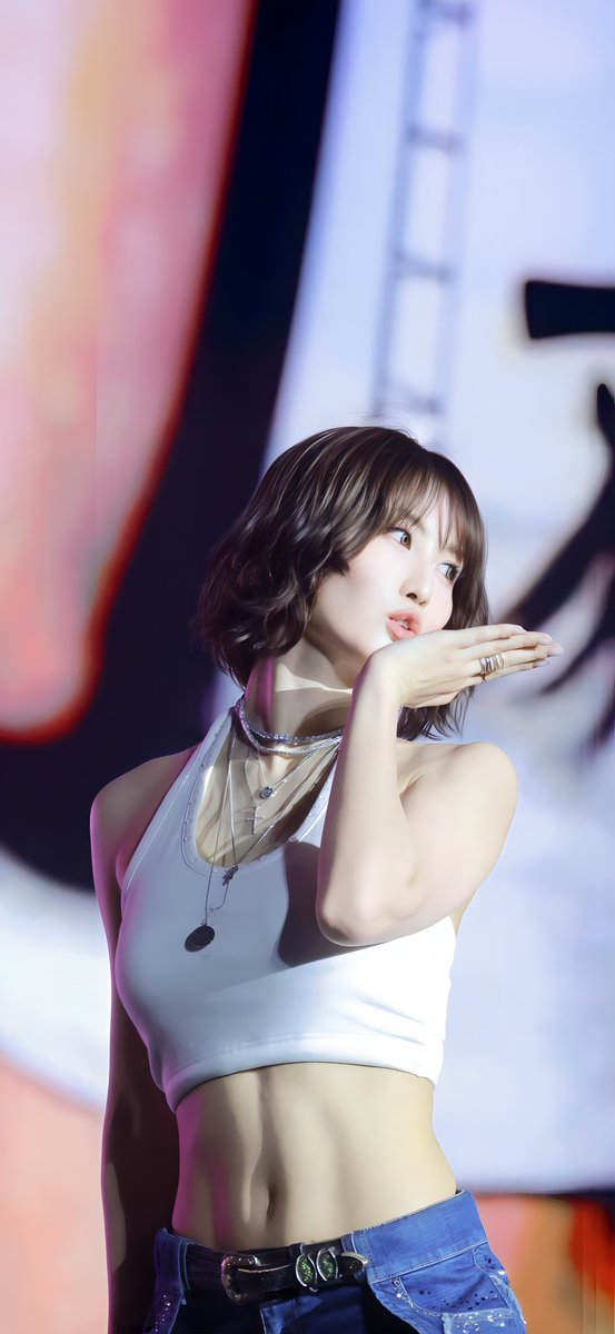 Lollapalooza part 3-- Momo. Part 4 FULL SCREEN WALLPAPERS. Go to