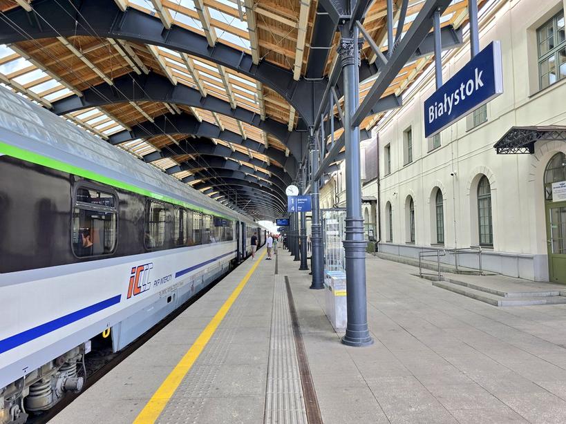 nonstopeurotrip's tweet photo. We have a 40 minute stop in Bialystok ๐ต๐ฑ for a crew change & swap to a diesel loco ๐ We are now on unelectrified lines for the rest of the route which passes through the Suwalki gap between Kaliningrad ๐ท๐บ and Belarus ๐ง๐พ before heading in to Lithuania ๐ฑ๐น #PL2FI #NonstopEurotrip https://t.co/c0r7tWhteQ