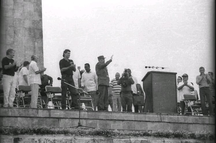 SuselyMorfaG's tweet photo. Honrar a Fidel es asumir su filosofía de combate: lucha, trabajo y amor por el pueblo. No hay mejor manera de conmemorarlo que fortaleciendo esos pilares en cada acción. Nuestra convicción es clara: seguir su ejemplo para el futuro de #Cuba. ¡Adelante, #100AñosConFidel https://t.co/x7cAfEQN5K