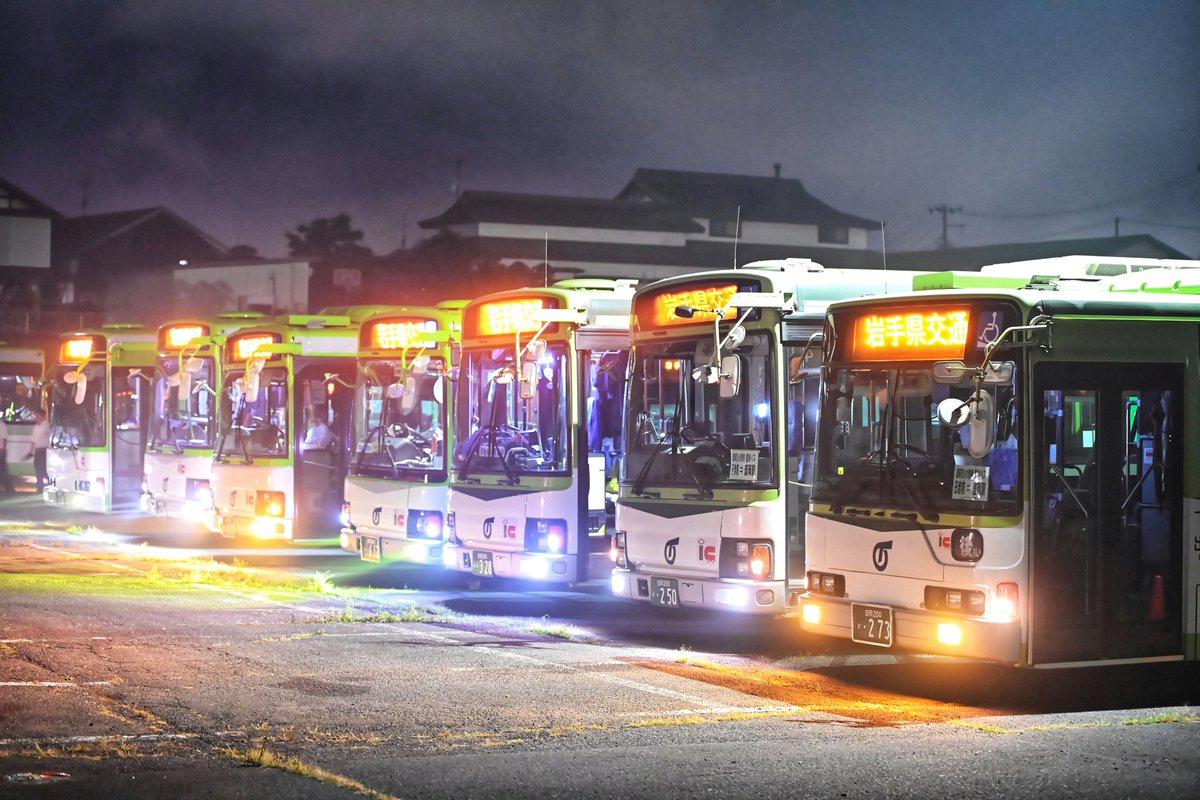 DENCHA_bus's tweet photo. 一昨日の盛岡花火の祭典にて
カスタムカーがずらーっと並ぶ姿は本当に感動モノでした、、
素敵な景色を見せていただきありがとうございました✨
県交通最高！！ https://t.co/9epb065lVL