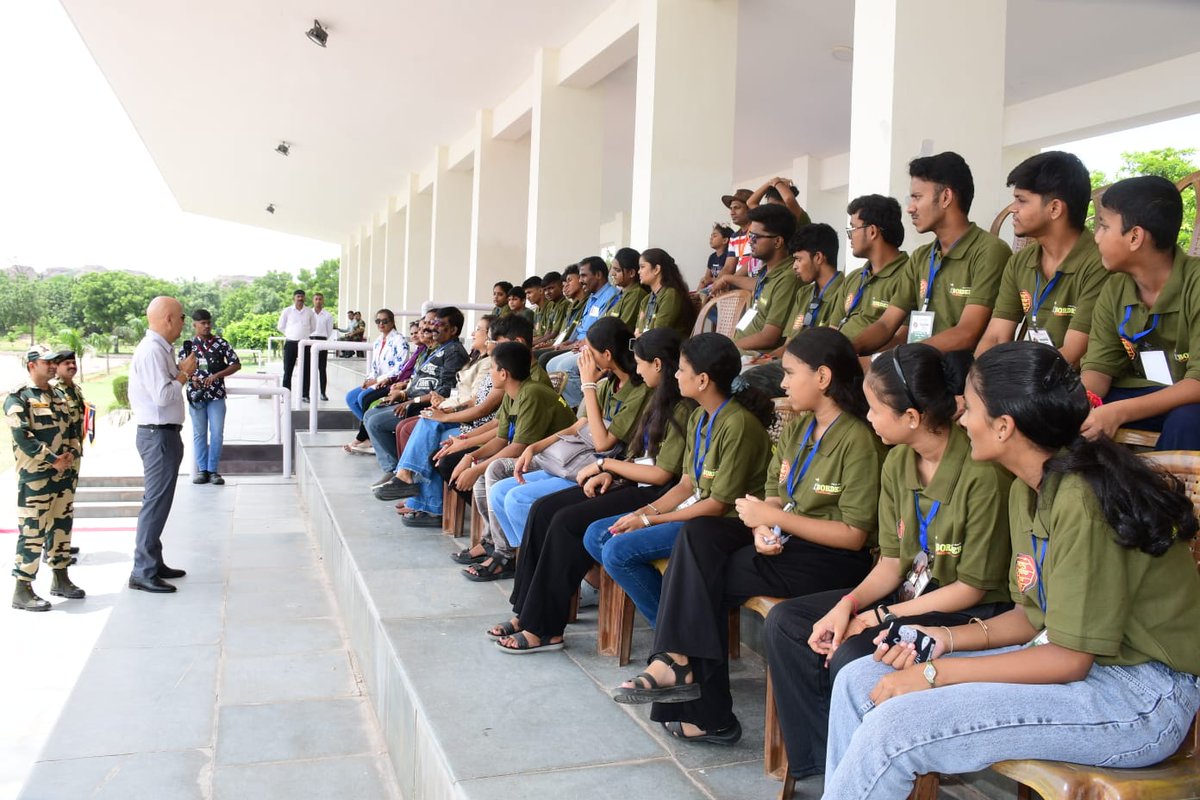 As part of the Border Study Tour of Rajasthan Frontier, STC #BSF Jodhpur hosted 100 Scouts &amp; Guides from Mumbai Municipal Schools for PT demo, one-minute drill &amp; weapon display — inspiring young minds with discipline &amp; valour. #BSFInspiringYouth