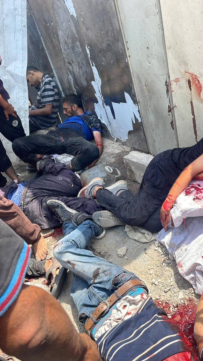 Yardımları aç kalan insanlara taşımaya çalışan bir grup genç bombalandı..!!

- İnsanları açlıktan öldürdükleri yetmiyor bir de yardımcı olmaya çalışanları öldürüyorlar..!!