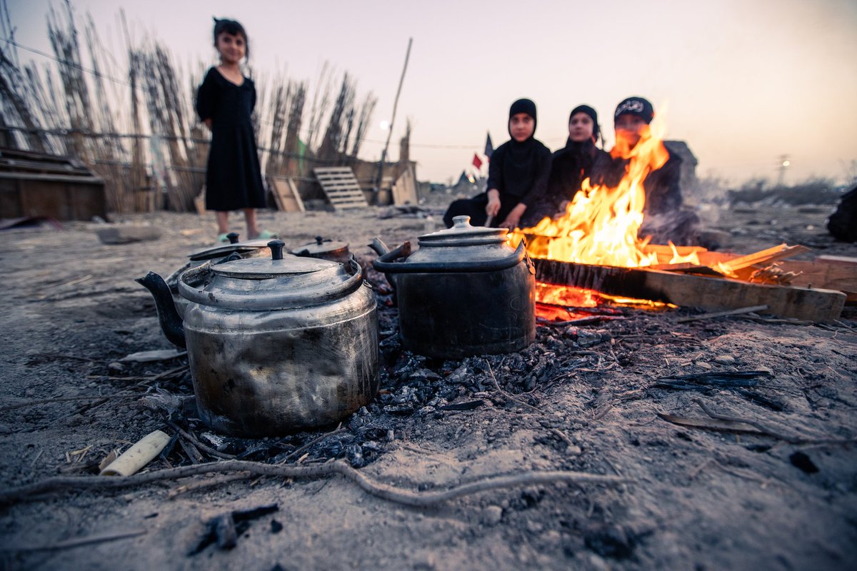 ایرانیا حتی تو دمای ۵۰ درجه هم چایی می‌خورن اینم عکسش نشون 
#حب_الحسین_یجمعنا 
#ایران_امام_حسین