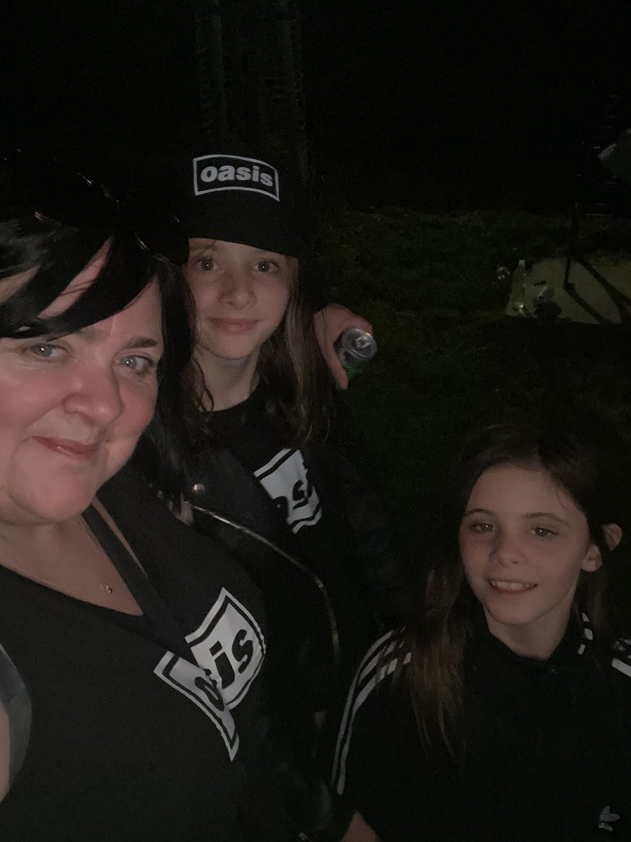 vickie29's tweet photo. @oasis how am I supposed to come back down to earth after the most incredible wknd of my life. laughs, tears, nostalgia and new memories made to last a life time. Getting to share it with my beautiful daughters and fantastic friends priceless less!! Thank u for making it happen x https://t.co/MOfn574ZOv