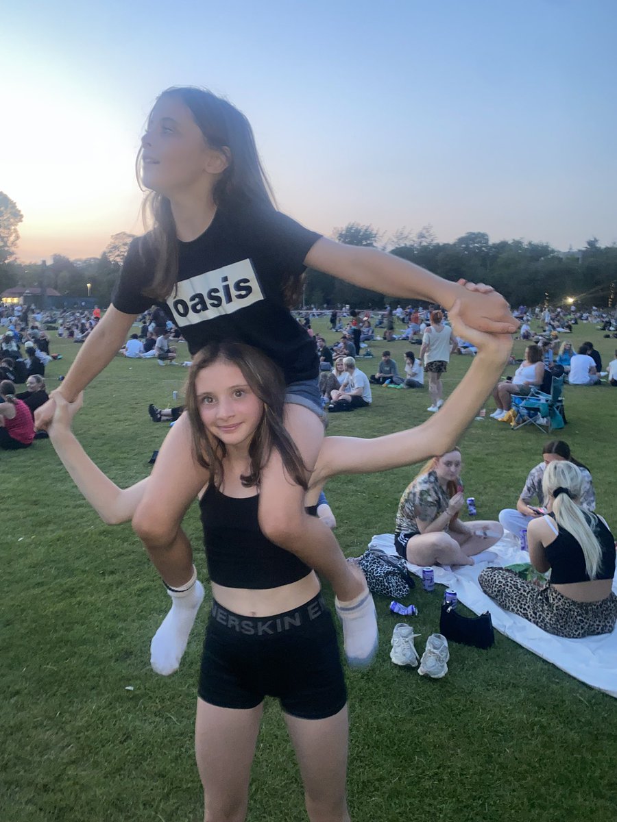 vickie29's tweet photo. @oasis how am I supposed to come back down to earth after the most incredible wknd of my life. laughs, tears, nostalgia and new memories made to last a life time. Getting to share it with my beautiful daughters and fantastic friends priceless less!! Thank u for making it happen x https://t.co/MOfn574ZOv