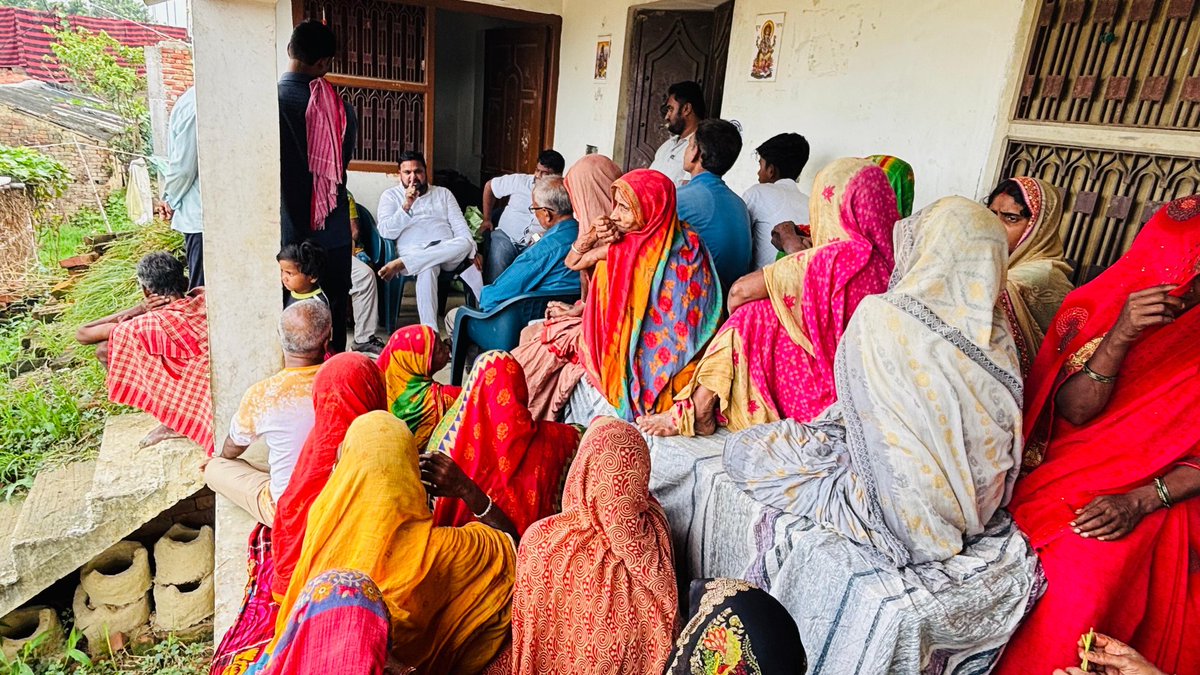 AkhileshLY's tweet photo. आज मधुबनी जिले के दौरे के दौरान फुलपरास विधानसभा के महादेवा पंचायत के तीलाठ गांव में सम्मानित नागरिकों से मुलाकात की। SIR के बारे में चर्चा की एवं जननायक @RahulGandhi जी की यात्रा के लिए आमंत्रण दिया।
#madhubani
#phulparas
#biharelection2025
#VoteAdhikarYatra
@Allavaru @INCBihar
