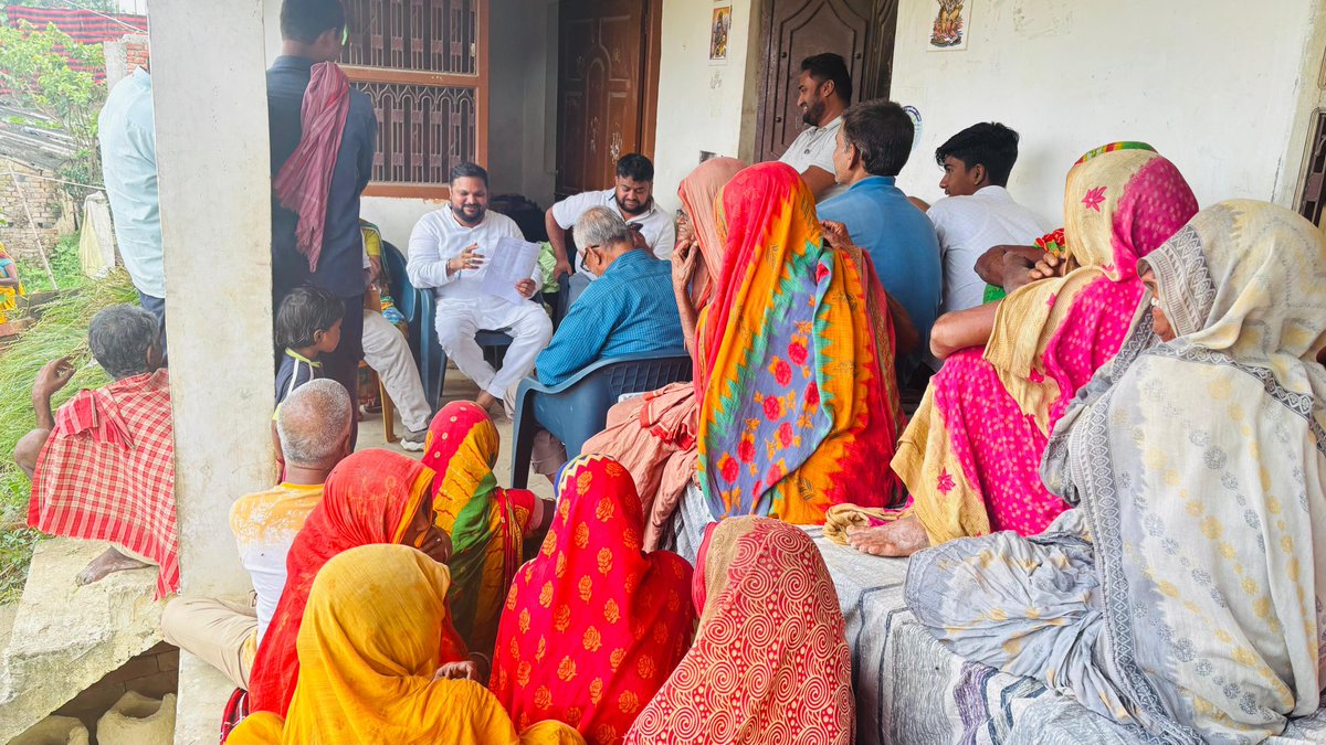 AkhileshLY's tweet photo. आज मधुबनी जिले के दौरे के दौरान फुलपरास विधानसभा के महादेवा पंचायत के तीलाठ गांव में सम्मानित नागरिकों से मुलाकात की। SIR के बारे में चर्चा की एवं जननायक @RahulGandhi जी की यात्रा के लिए आमंत्रण दिया।
#madhubani
#phulparas
#biharelection2025
#VoteAdhikarYatra
@Allavaru @INCBihar