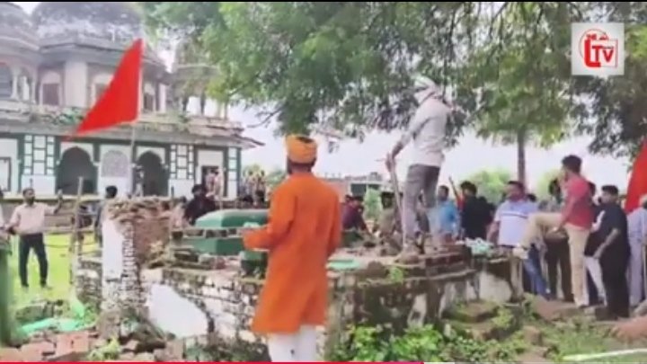 इन भगवा आतंकियों को सरकार का पूरा समर्थन है इन आतंकियों ने देश में नफरत फैला रखी है इन आतंकियों पर रोक कौन लगाये गा