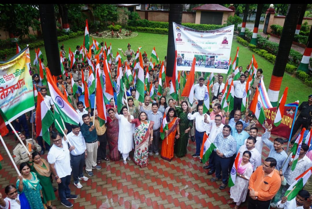 NssDdugu's tweet photo. 🇮🇳 हर घर तिरंगा 2025 🇮🇳

मा. कुलपति जी के नेतृत्व में भव्य तिरंगा रैली का आयोजन....

रैली में विश्वविद्यालय के ��िक्षकों, विद्यार्थीयों व स्वयंसेवकों मे देशभक्ति का अद्भुत उत्साह दिखा।

📅 दिनांक: 13 अगस्त 2025

 राष्ट्रीय सेवा योजना,
दी.द.उ. गोरखपुर विश्वविद्यालय, गोरखपुर https://t.co/tiNZSD97PG