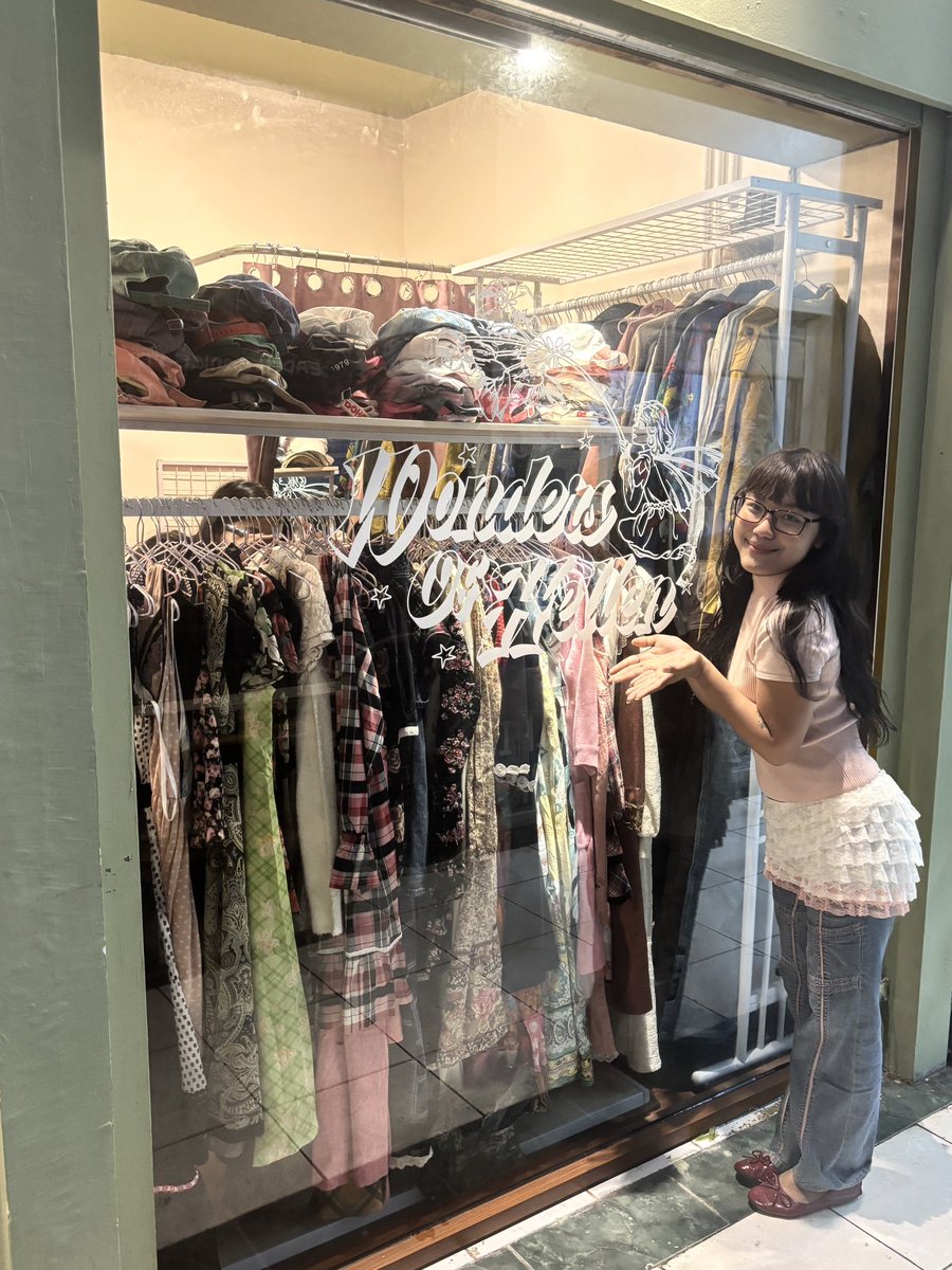peachyslen's tweet image. life update: i just opened my curated offline thrift store at pasar santa! 😭🌺 FINALLY LIVING MY DREAMMMMM finally finished after 1 month, and still going to update it to make it prettier day by day ☘️

MAMPIR YAAAAAHHHHH
