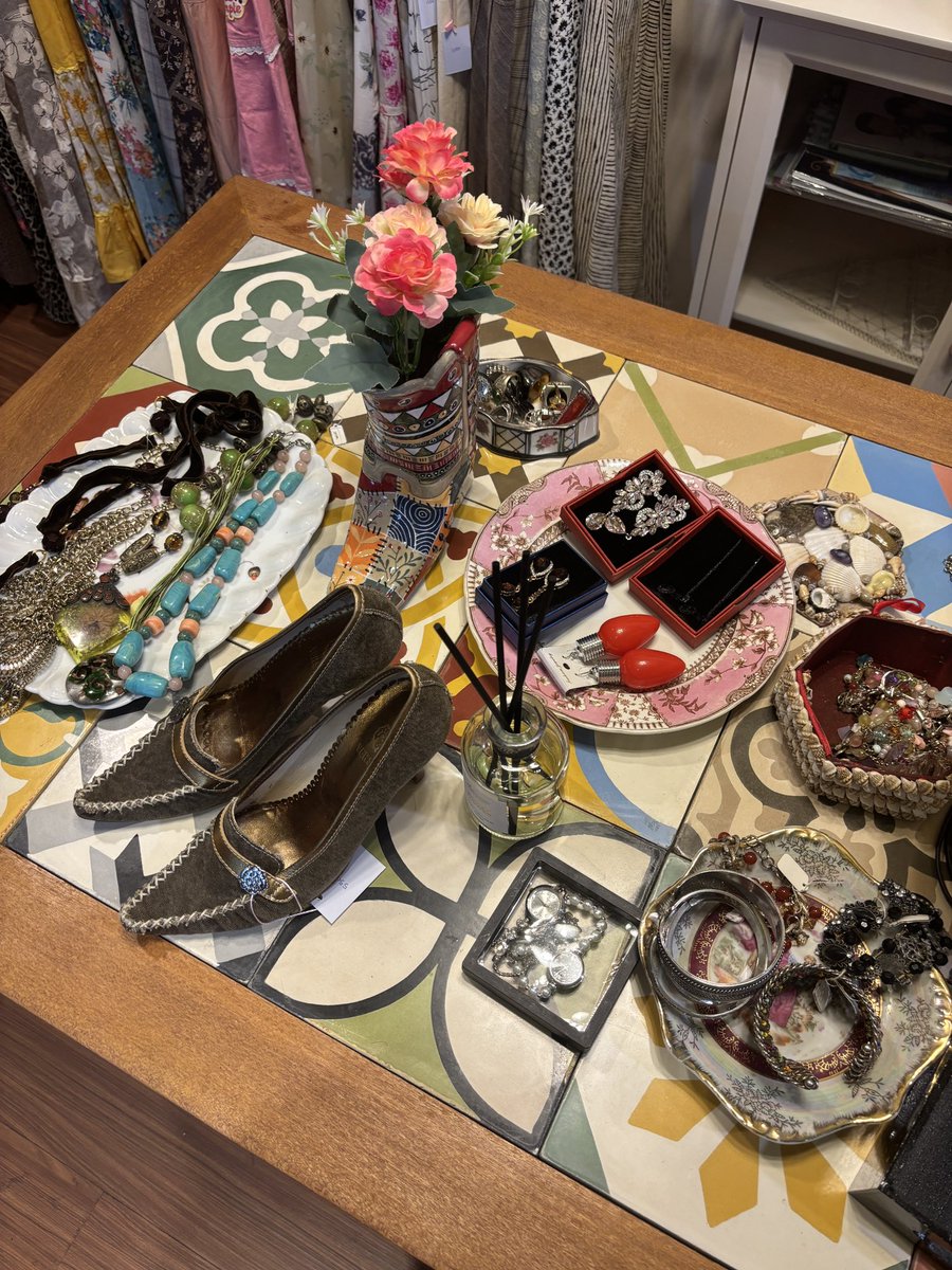 peachyslen's tweet image. life update: i just opened my curated offline thrift store at pasar santa! 😭🌺 FINALLY LIVING MY DREAMMMMM finally finished after 1 month, and still going to update it to make it prettier day by day ☘️

MAMPIR YAAAAAHHHHH