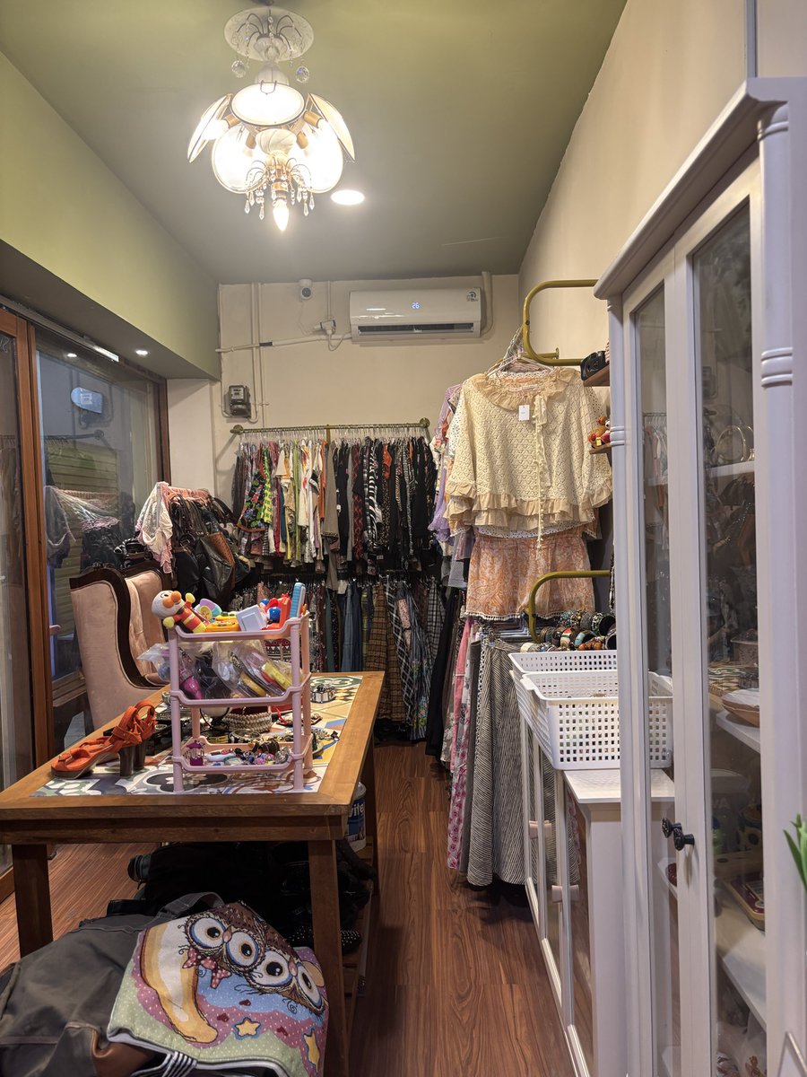 peachyslen's tweet image. life update: i just opened my curated offline thrift store at pasar santa! 😭🌺 FINALLY LIVING MY DREAMMMMM finally finished after 1 month, and still going to update it to make it prettier day by day ☘️

MAMPIR YAAAAAHHHHH