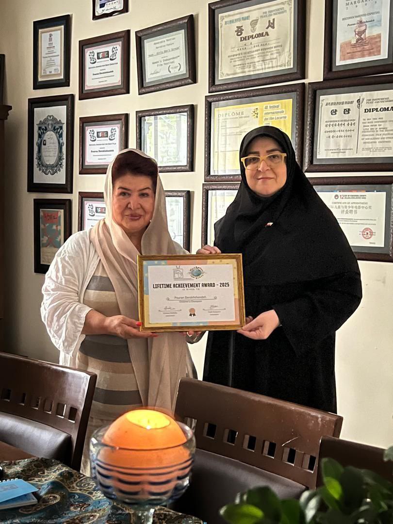 دیدار با بانوی فرهیخته سینمای ایران، خانم پوران درخشنده،فرصتی مغتنم برای تبریک موفقیت ارزشمندشان در کسب جایزه بین‌المللی نلسون ماندلا در راستای ارتقاء کیفی سطح زندگی زنان، نوجوانان و خانواده ها  و  انتخاب مضامین صلح طلبانه و آشتی جویانه بود. هنرمندانی که با آثارشان پیام انسانیت،