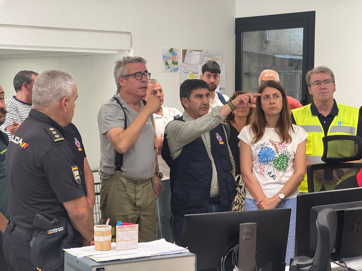 Delegación do Goberno en Galicia (@delgobgalicia) on Twitter photo 🗣️<a href="/blancolobeiras/">Pedro Blanco</a> subliña a colaboración total do Goberno coa Xunta para atallar a vaga de lumes e lanza unha mensaxe de unidade para “protexer o noso”.
👥Tras avaliar hoxe a situación no CECOP en #Ourense co subdelegado <a href="/lalosantos1964/">Lalo Santos</a>.
🔗(Nota) run.gob.es/owi9b143
#IIFF 🗣️<a href="/blancolobeiras/">Pedro Blanco</a> subliña a colaboración total do Goberno coa Xunta para atallar a vaga de lumes e lanza unha mensaxe de unidade para “protexer o noso”.
👥Tras avaliar hoxe a situación no CECOP en #Ourense co subdelegado <a href="/lalosantos1964/">Lalo Santos</a>.
🔗(Nota) run.gob.es/owi9b143
#IIFF