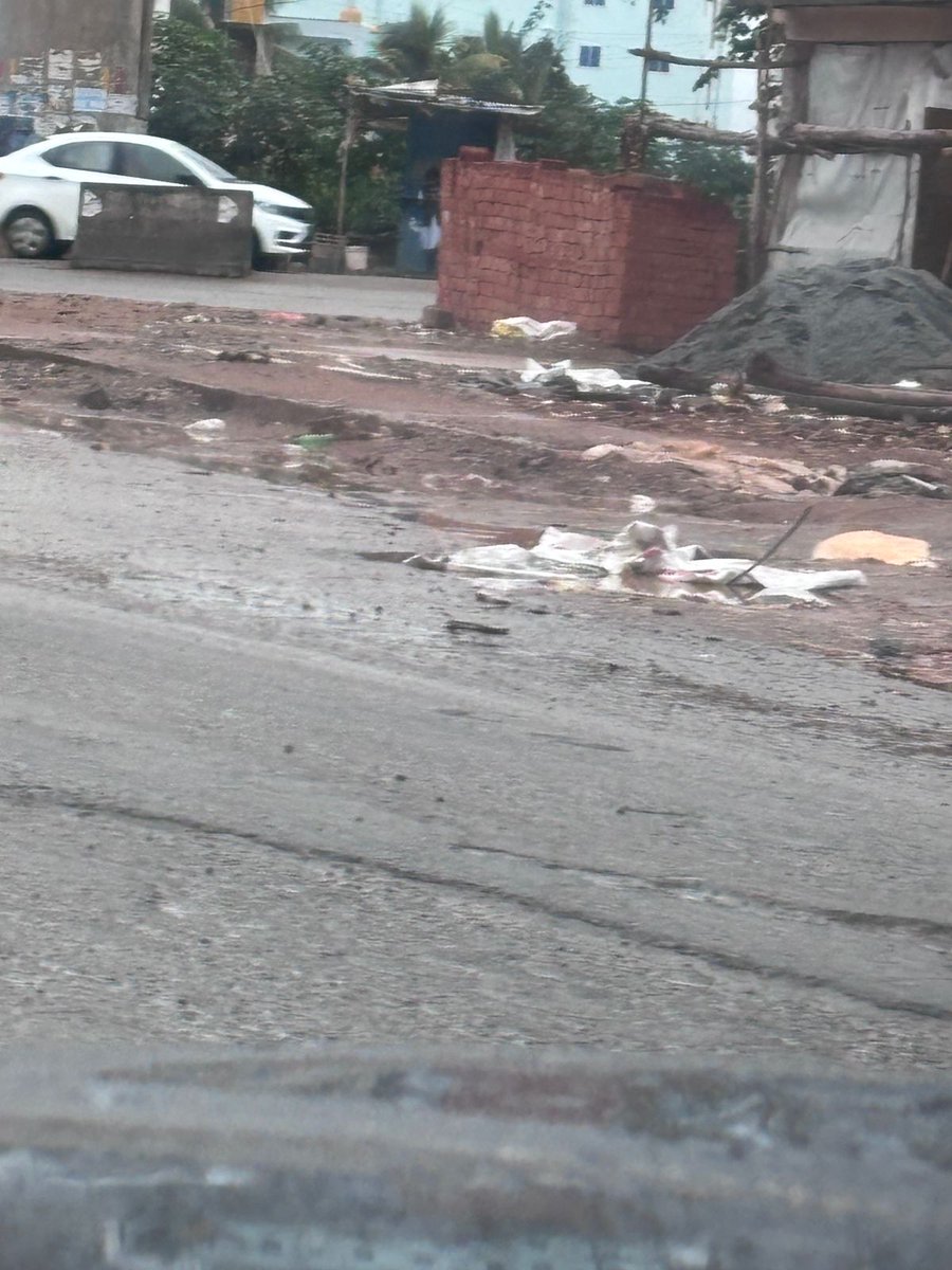 AnikaPriye's tweet photo. Pathetic state of the roads near Varthur,  Sarjapur. The school kids are spending long hours on the road in traffic. Authority please look into it.  @BBMP, @BBMPCOMM, @bnglurupothole, @TOIBengaluru https://t.co/nsXzESIwuV