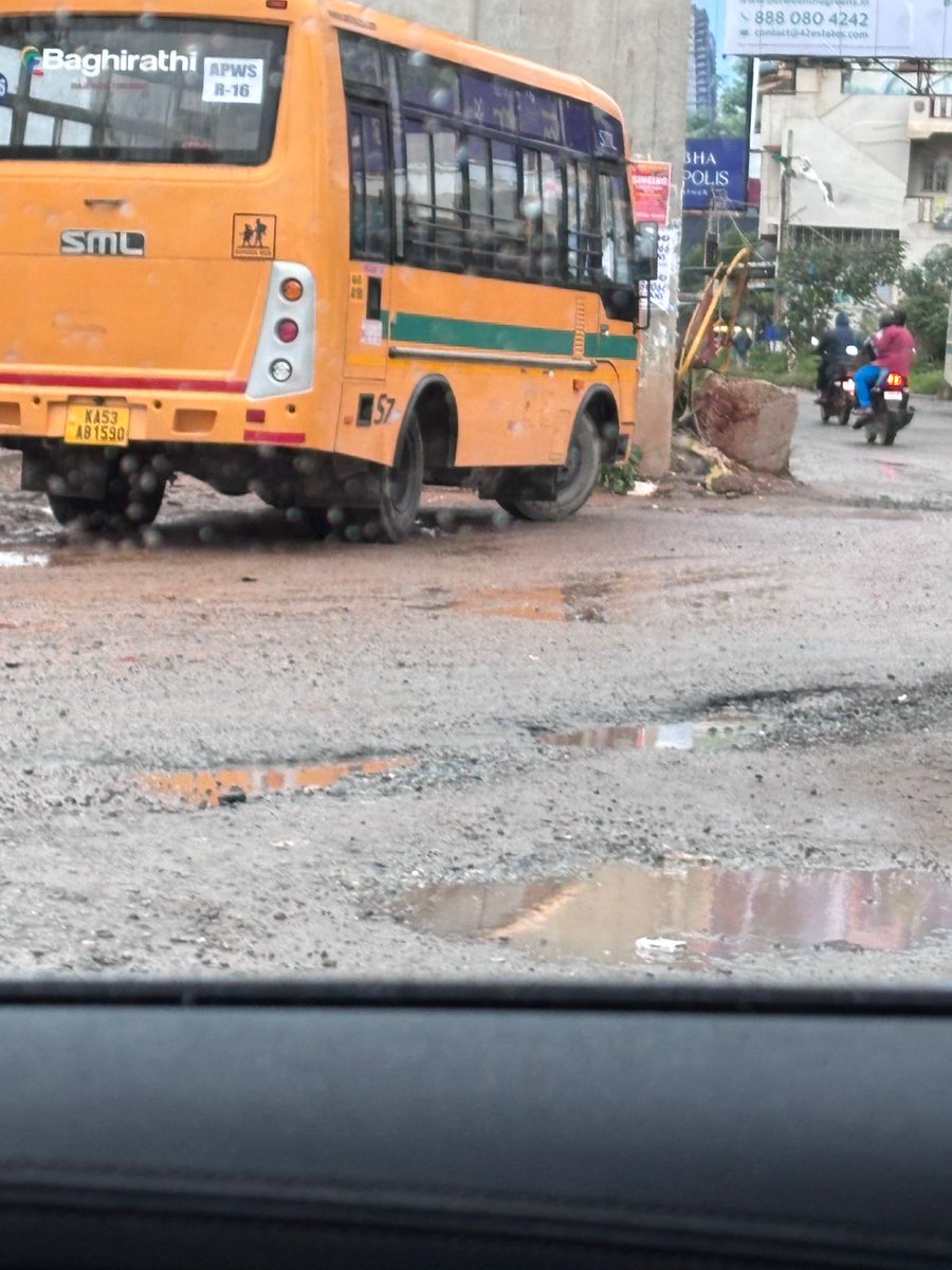 AnikaPriye's tweet photo. Pathetic state of the roads near Varthur,  Sarjapur. The school kids are spending long hours on the road in traffic. Authority please look into it.  @BBMP, @BBMPCOMM, @bnglurupothole, @TOIBengaluru https://t.co/nsXzESIwuV