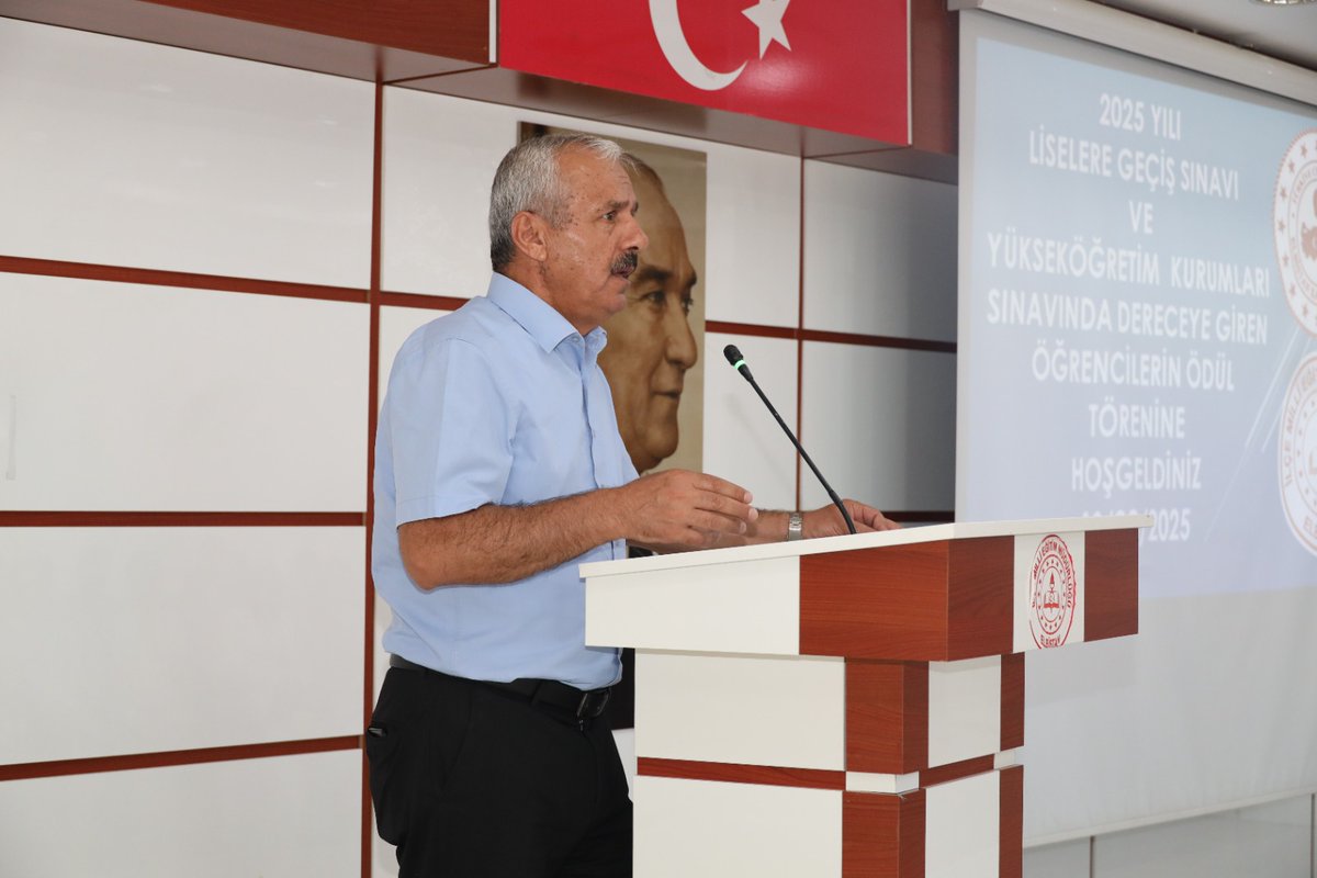 elbistanmem's tweet photo. Elbistan Kaymakamımız Sayın Muhammet Fatih Demirel 2025 Yılı Liselere Giriş Sınavında ve Yükseköğretim Kurumları Sınavında dereceye giren öğrencilerimizi ödüllendirdi.Elbistan İlçe Milli Eğitim Müdürümüz Sayın  İlyas Gezer öğrencilerimizi tebrik ederek başarılar  diledi. https://t.co/MN1FEuGqwH