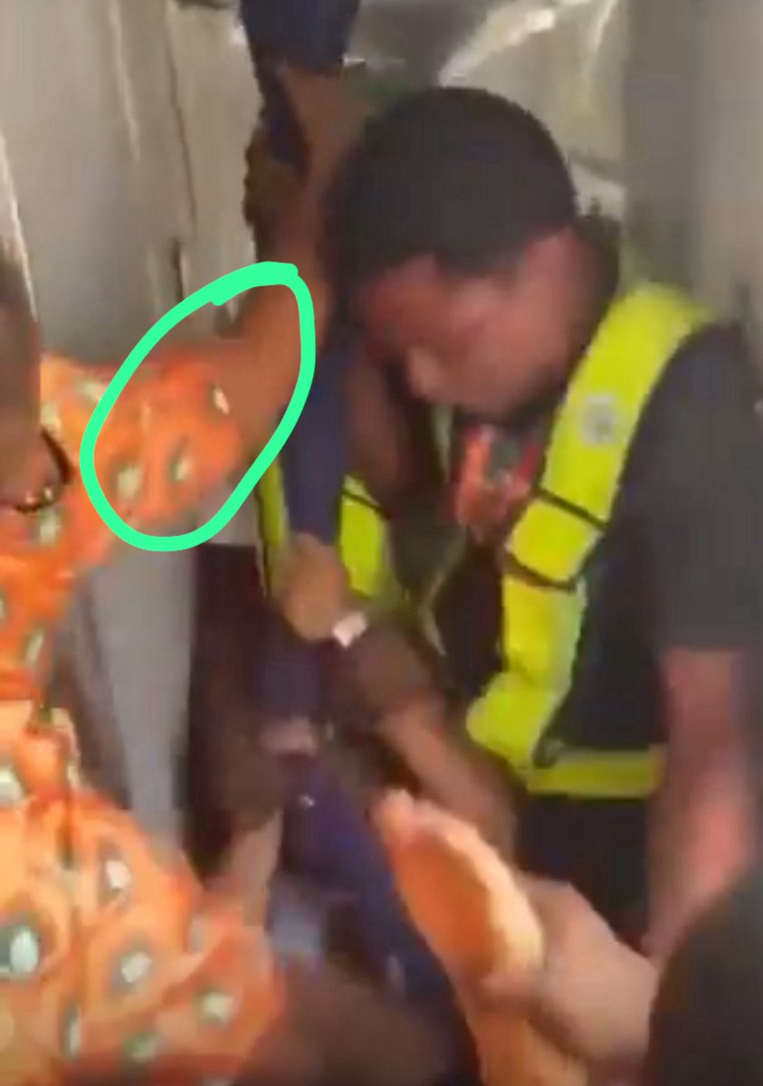 Clin2cute's tweet photo. @ruffydfire That lady cos if u look @ it very well she quickly removed her hand from the curtain to hold the lady’s top 
And that was wen it happened https://t.co/kR5ta0zhTc