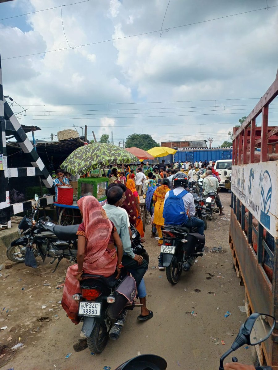 JournalistinStp's tweet photo. सीतापुर। सिटी स्टेशन श्यामनाथन रेलवे क्रॉसिंग के गेट परिसर में लग रही दुकानें कहां तक सही?
आखिर किसकी शह पर हो रहा है आम जनता की सुरक्षा से खिलवाड़?
@RailMinIndia @RailwaySeva @drmljn https://t.co/Iu8rAMJkA1