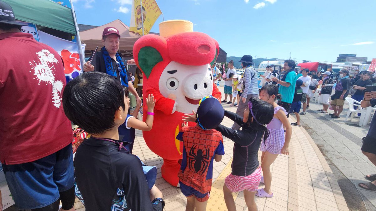 ofunaton's tweet photo. 今日はおおふなぽーとと駅前ロータリーで開催された
「Water Splash 2025」に行ってきたトン〜✨🐽
お日さまピカピカ☀️で、まさに水遊び日和だったトンね🐽
遊んでくれたみんな、本当にありがとうトン❤🐽
#大船渡市 #大船渡 #WaterSplash https://t.co/bPsivkCGW7
