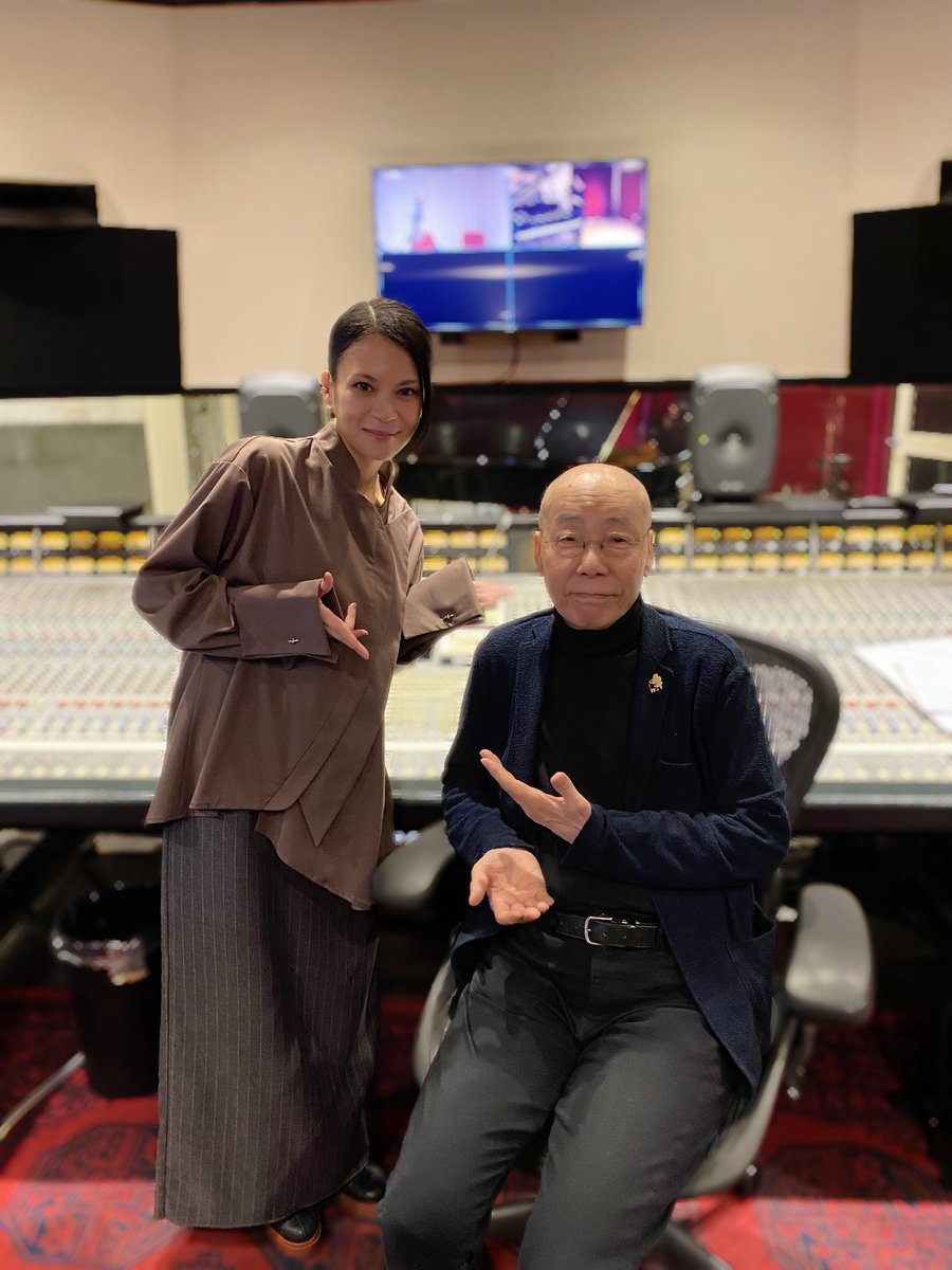 yuki_koyanagi's tweet photo. セルフカバーアルバム「Orchestra」
本日は「be alive」「DEEP DEEP」のお話です。

「DEEP DEEP」を編曲してくださったのは秋田茉梨絵さん。
ヒリついたスリリングさがとてもかっこよく、最後は未来へ向けDEEPな想いが昇華されていくようなアウトロにしてくださいました🌊

「be alive」を編曲してくださったのは、ずっと��一緒したかった島健さん。
ピアノも島健さんが弾いてくださり、キラキラした想い出がこぼれだしたような、なにか優しく包まれるような。そんな感覚になります✨

まだまだ沢山聴いてくださいね😊