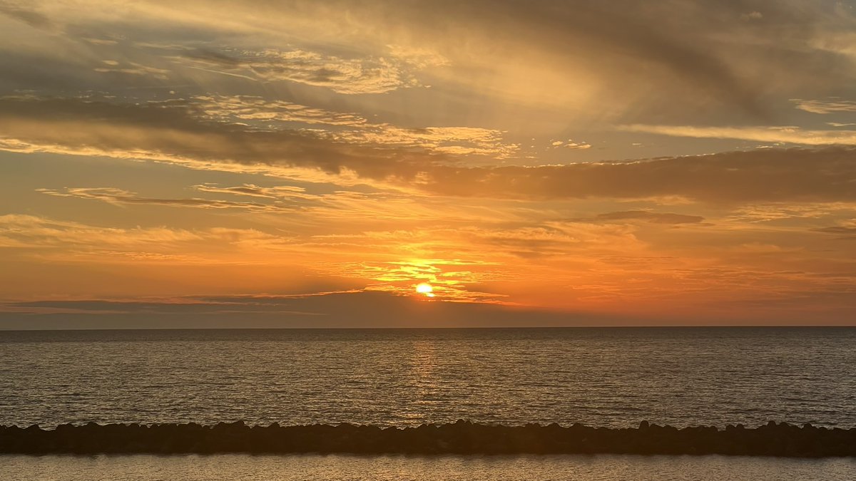 瀬波温泉　今日の夕陽
日の入りは18：38
ここ最近、雨続きでしたのでお久しぶりの夕陽です🌅
途中、雲に隠れちゃいましたけど、綺麗でした☺️
#村上市 #瀬波温泉 #大観荘せなみの湯
#日本海  #今日の夕陽 #海の見える宿
#瀬波温泉海水浴場