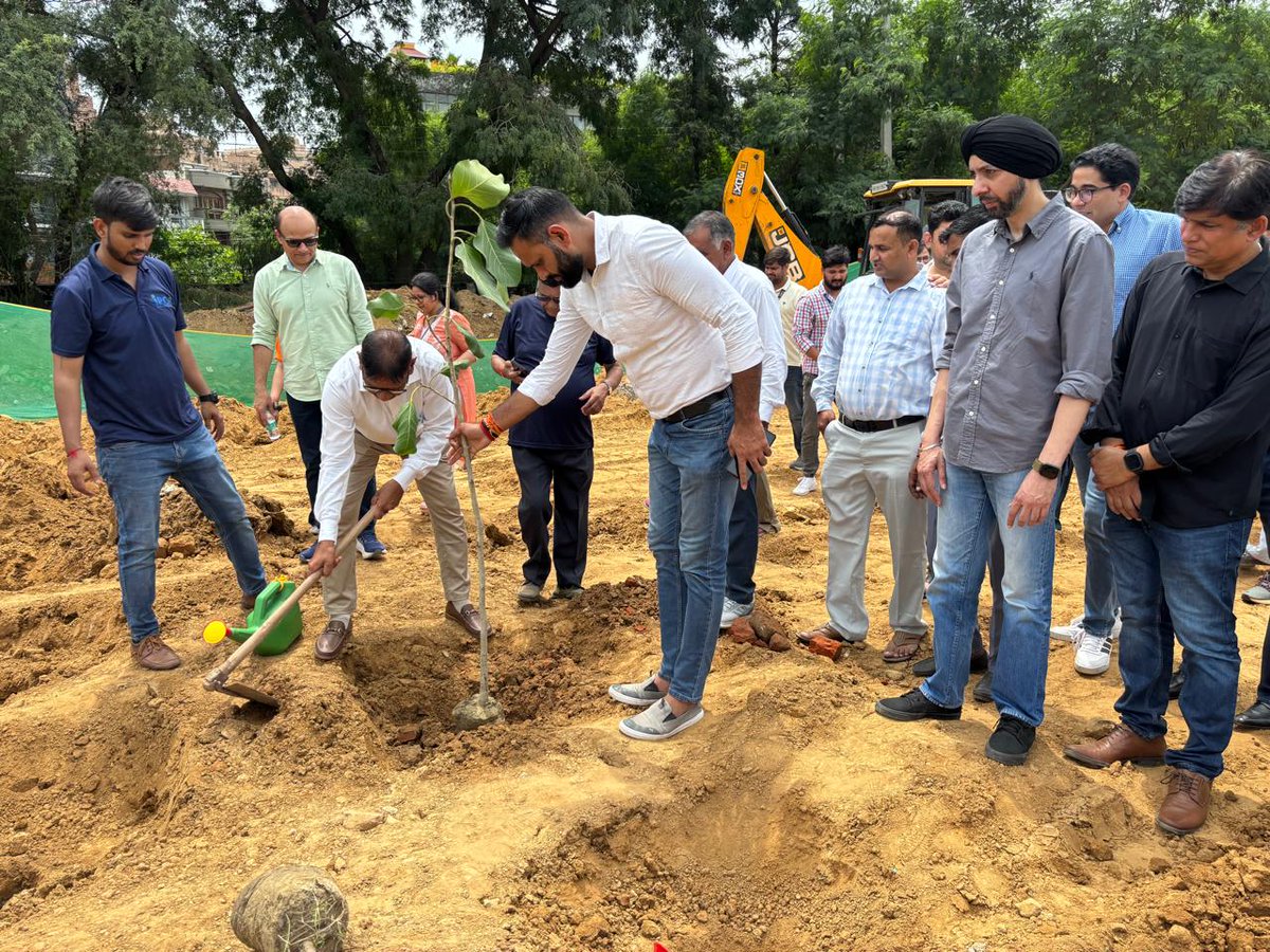 GMDA (@officialgmda) on Twitter photo Large-scale green belt development in Gurugram!🌿
GMDA, in collaboration with IPCA <a href="/control_indian/">Indian Pollution Control Association</a> & under <a href="/ConcentrixIND/">Concentrix India</a> CSR, is planting 40,000 trees & shrubs along NH-48, boosting #green cover, #Biodiversity & #clean air.
#GMDA #UrbanForestry #CSR
#ClimateAction Large-scale green belt development in Gurugram!🌿
GMDA, in collaboration with IPCA <a href="/control_indian/">Indian Pollution Control Association</a> & under <a href="/ConcentrixIND/">Concentrix India</a> CSR, is planting 40,000 trees & shrubs along NH-48, boosting #green cover, #Biodiversity & #clean air.
#GMDA #UrbanForestry #CSR
#ClimateAction