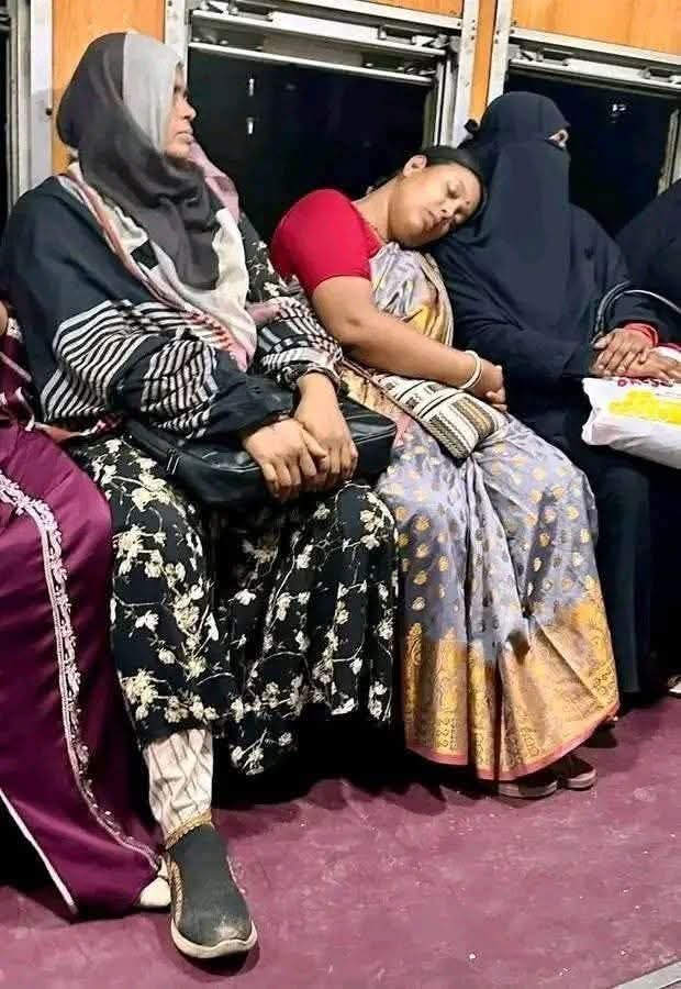 হিন্দু, মুসলিম,
আমরা সবাই মানুষ 
হিন্দু বোনটি মুসলিম বোনের কাদে মাথা রেখে গুমিয়ে গেলো❣️না জানি কতো আরামে গুমিয়েছে।