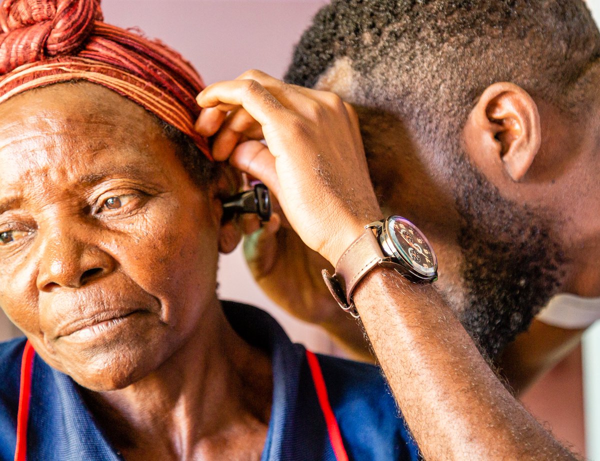 VirtualDocProj's tweet image. At Munyama RHC, the team met Joseph Chilambwe, a male nurse who attended the Arclight training and shared how the device is making a difference in his community. He Shared:
“Since the training, we have been able to diagnose and treat eye and ear conditions within the facility.