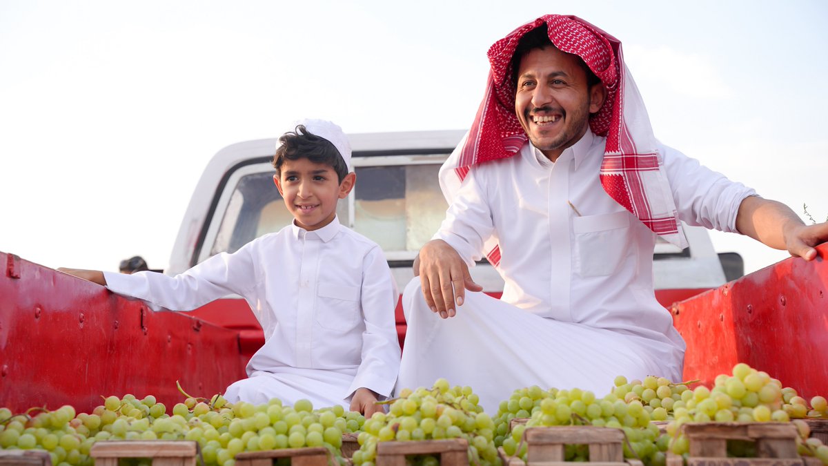 raaedoufy's tweet photo. مهرجان العنب الأول بـ النخيل 😍
هذه اجواء مزارع العنب قبل  ست واربعين سنه  👌🏻
اهل الديره يزينون كل شيء ماكان فيه عمال بالبدايات

#مهرجان_العنب_بالنخيل 

تصوير رائد  العوفي وموسى العوفي  👏🏻 https://t.co/XCiCPnO9q2