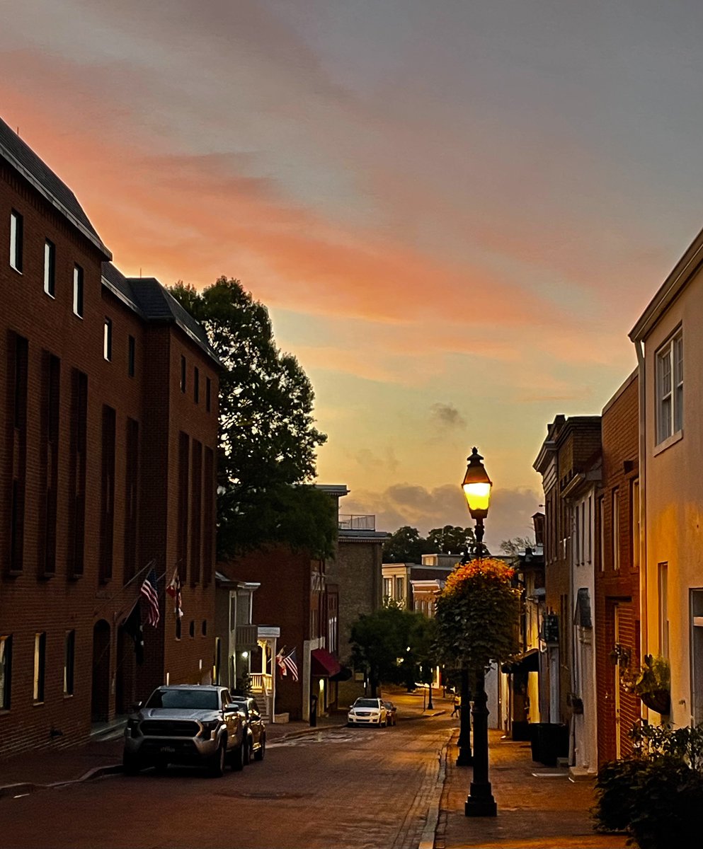 ScottWykoffWBAL's tweet photo. My view from #StateCircle while reporting live this morning on @wbalradio in the new #NewsCar2 from #StateCircle on the @C4WBAL &amp; @BryanNehman Show with @TaylorBWBAL in the shadows of the historic #MarylandStateHouse in #Annapolis
@TonyWBALTraffic @alenaleewx 
@PreactorValerie https://t.co/VFY9MTe3Jz