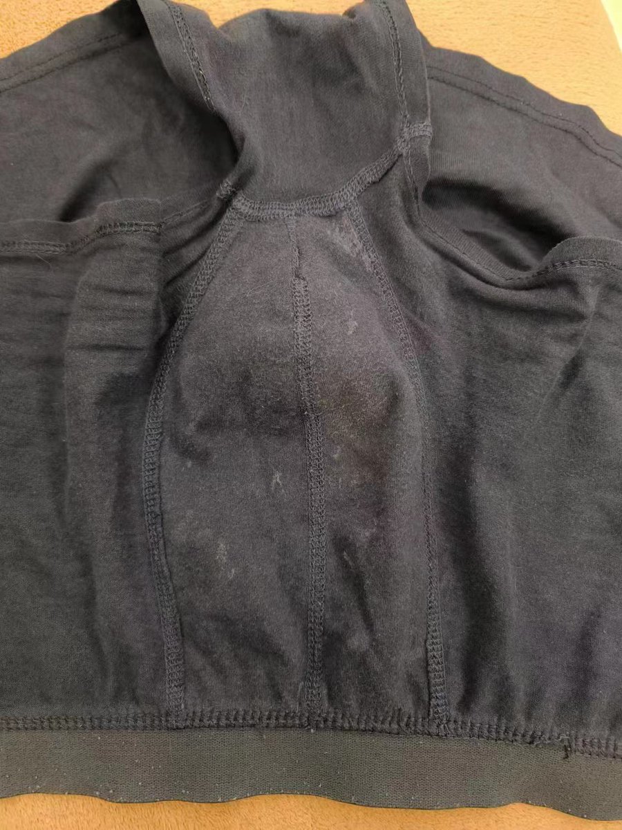 还是直男的味道好，不过是包皮鸡正常尺寸，但内裤还是满满的骚味。