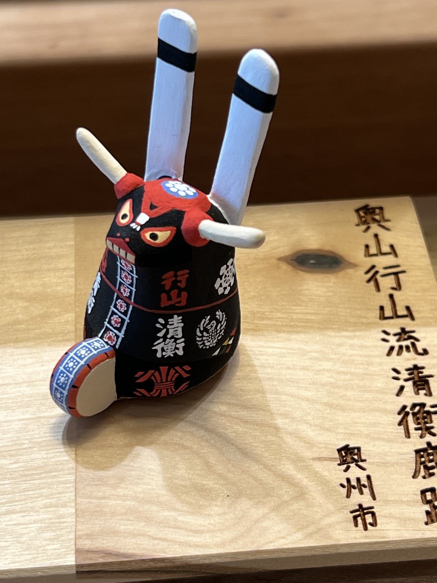 n_koid's tweet photo. 書肆みず盛りさんの「ちいさなしし踊り」展。衣装を細密に再現したしし踊り人形は今年は46体に。台もこのためにみず盛りさんで用意したのだそう。しし踊りだけで岩手県には約130の団体があるとのことで、いつか「コンプリート」する日を楽しみにしたい。 #盛岡市 #ちいさなししおどり展 https://t.co/bGJAWOIf99