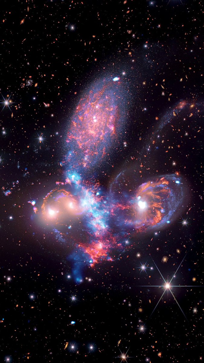 Questo è il gruppo di galassie del Quintetto di Stephan, in una vista combinata da entrambi i telescopi, James Webb e Chandra X-ray!

Webb vede nell'infrarosso, mentre Chandra vede nei raggi X. 
Insieme, questo è il tipo di vista che otteniamo.

Il Quintetto di Stephan è un