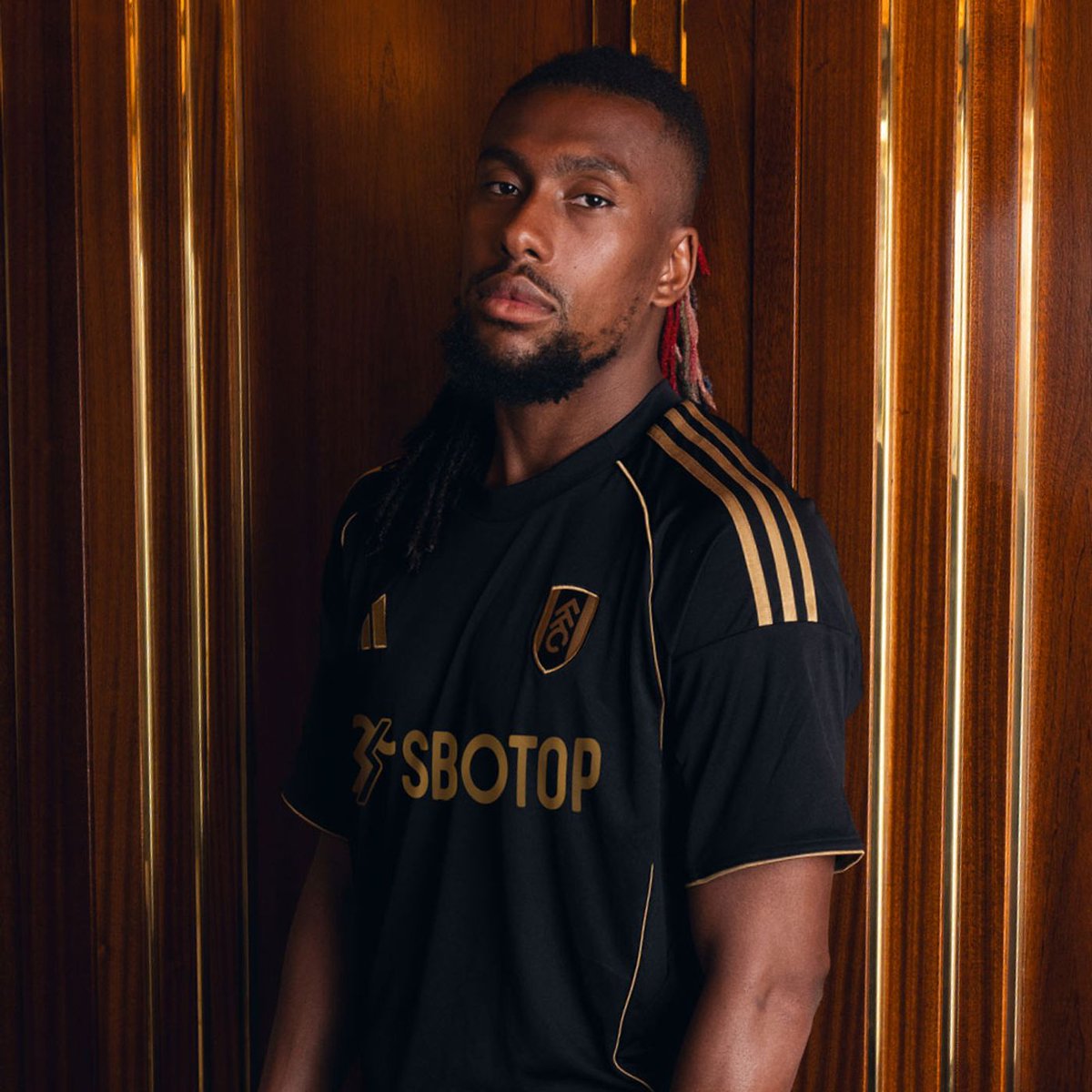 FourFourTwo's tweet photo. 👕👀  Fulham's new 2025-26 third kit is a contender for shirt of the season. #FFC https://t.co/qi0gfQZgg1