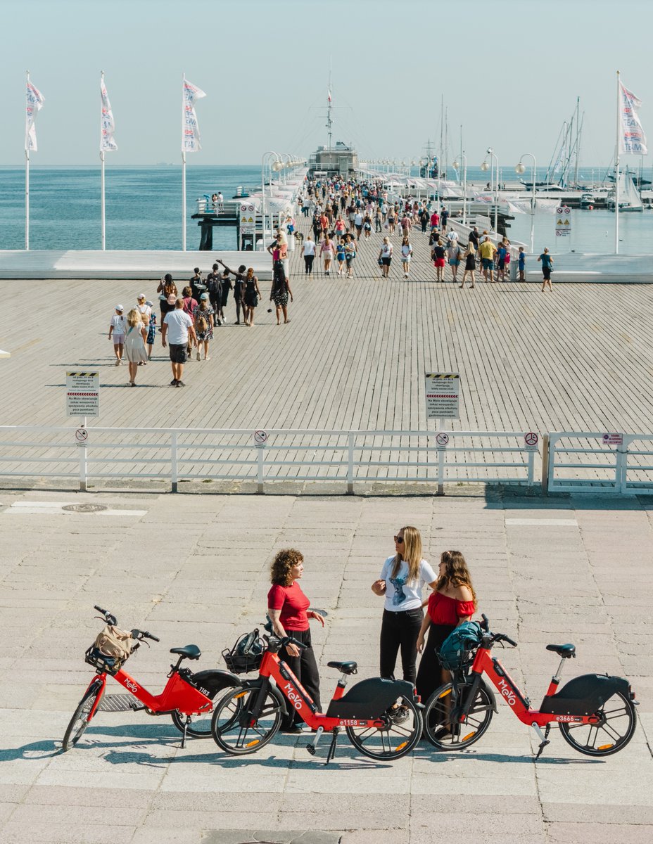 metropoliagdn's tweet image. 9 sierpnia padł rekord #MEVO! 18 206 przejazdów i 106 tys. km - to jakby okrążyć Ziemię ponad 2 razy! Zbliża się długi weekend, to dobra okazja do pobicia tego rekordu! 

🚀Pamiętajcie, że na weekend szykują się upały. Dlatego w podróży butelka wody to obowiązek. Uczą tego nawet