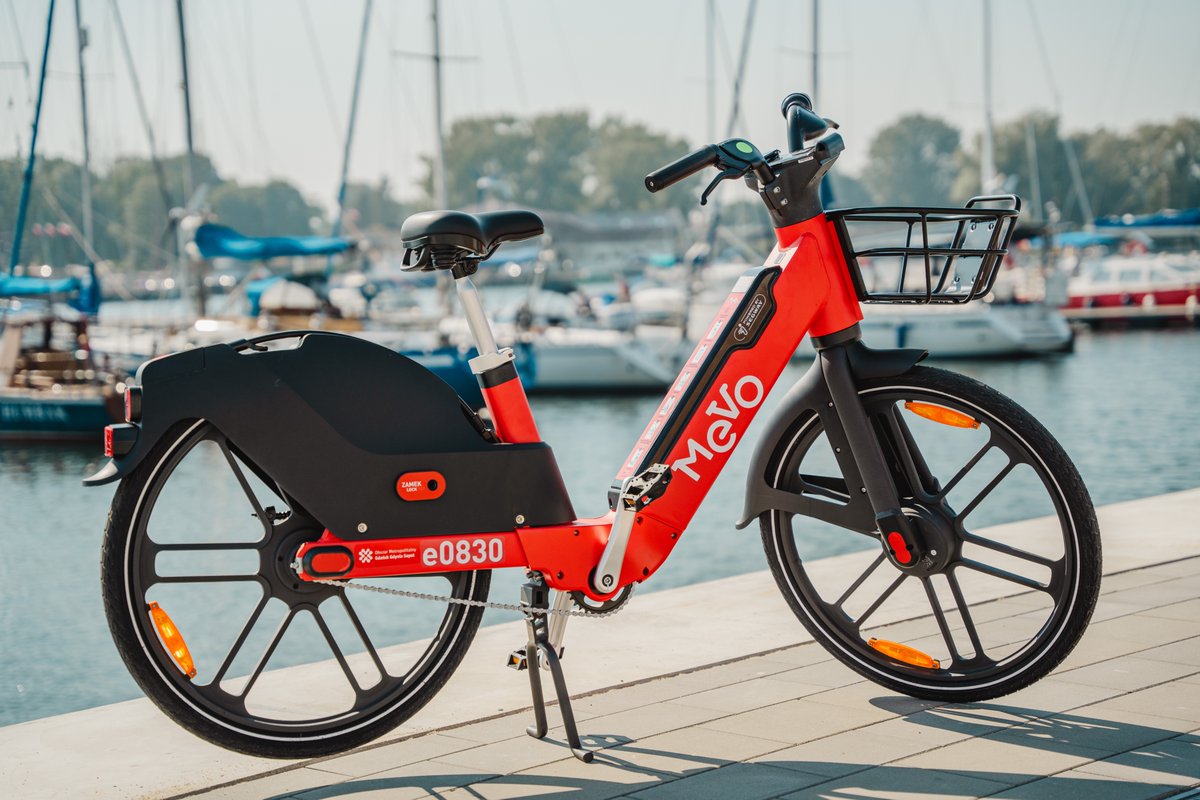 metropoliagdn's tweet image. 9 sierpnia padł rekord #MEVO! 18 206 przejazdów i 106 tys. km - to jakby okrążyć Ziemię ponad 2 razy! Zbliża się długi weekend, to dobra okazja do pobicia tego rekordu! 

🚀Pamiętajcie, że na weekend szykują się upały. Dlatego w podróży butelka wody to obowiązek. Uczą tego nawet