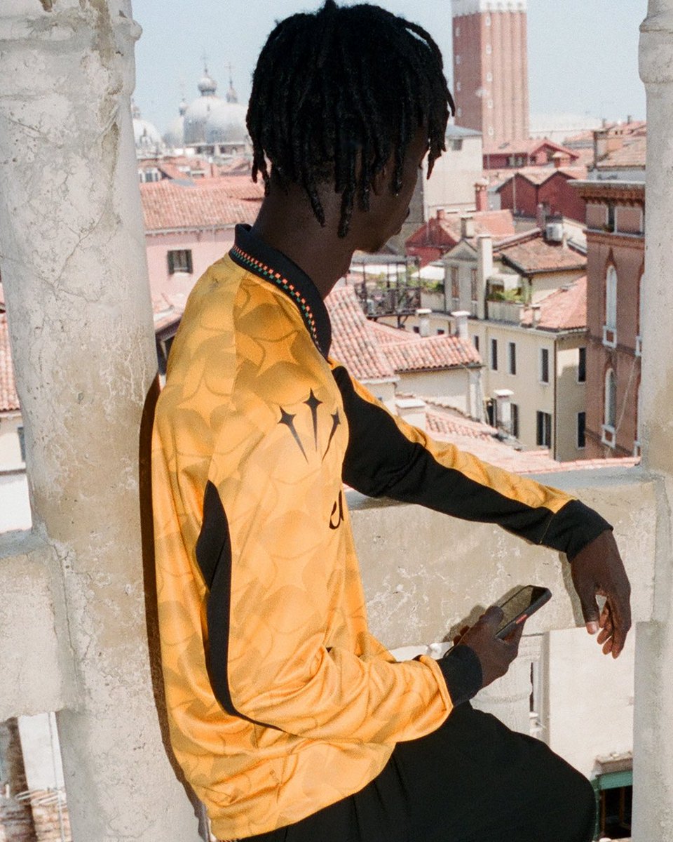 VeneziaFC_EN's tweet image. Drawn from the stars, the 25/26 Goalkeeper Home Jersey is available now at shop.veneziafc.it and in official stores.

Long sleeves only, as it once was. 

shop.veneziafc.it/collections/go…

Photo by Duncan Loudon

@OfficialNocta 
#HomeGround