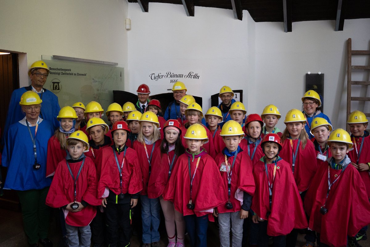MPKretschmer's tweet image. #GlückAuf aus #Zinnwald! Die Aufnahme der neuen Fünftklässler des Glückauf-Gymnasiums Altenberg/Dippoldiswalde im Besucherbergwerk ist ein einzigartiges Ritual. Hier erleben die Kinder hautnah, was unsere #Bergbau​tradition bedeutet - wie sie #Sachsen zu Wohlstand verholfen hat,
